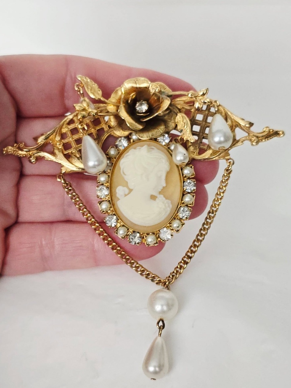 Vintage Kirk’s Folly cameo brooch